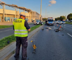Volkswagen nagle zjechał na drogę rowerową i potrącił człowieka