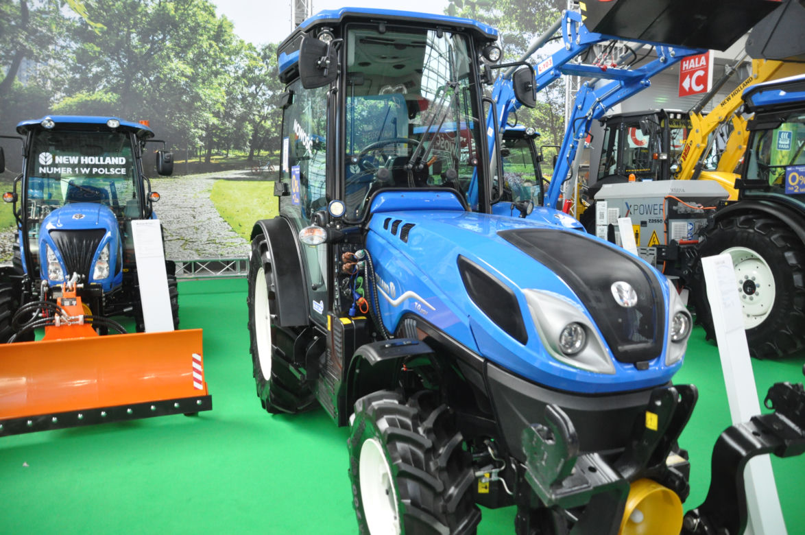 Agrotech 2023 w Targach Kielce. Zabytkowy pług i ciągnik w wersji mini na wystawie
