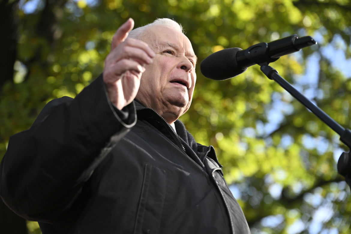 Jarosław Kaczyński w trakcie protestu przed Trybunałem Konstytucyjnym