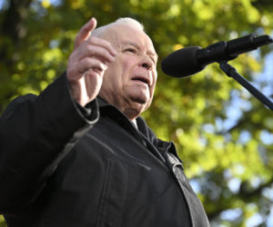 Jarosław Kaczyński w trakcie protestu przed Trybunałem Konstytucyjnym
