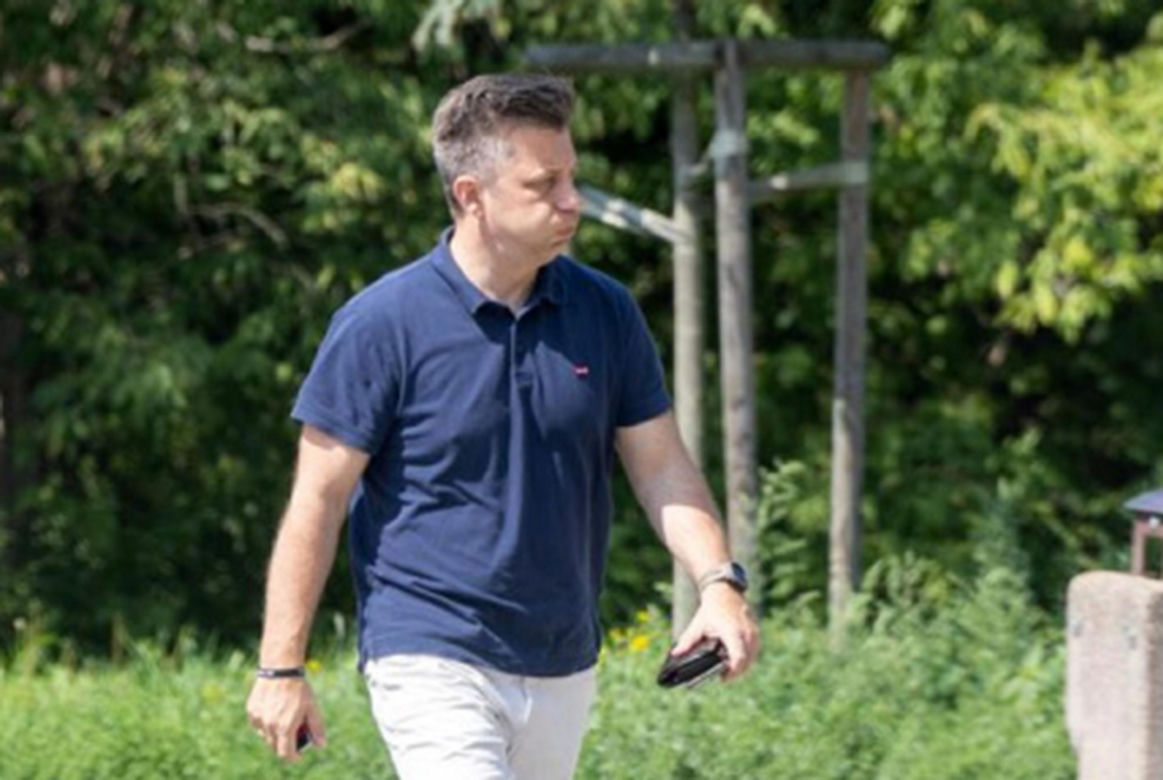 Michał Dworczyk skrócił spodnie za 100 zł