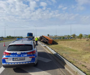 Poważny wypadek na A1 koło Torunia. Ciągnik siodłowy z naczepą przewrócony na wysokości MOP Nowy Dwór