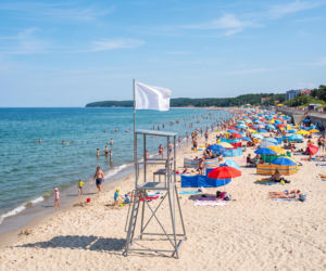 Sinice Ustronie Morskie. Czy w Ustroniu Morskim można się kąpać 30.07? Flaga, warunki pogodowe