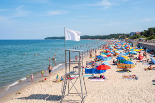Sinice Ustronie Morskie. Czy w Ustroniu Morskim można się kąpać 30.07? Flaga, warunki pogodowe
