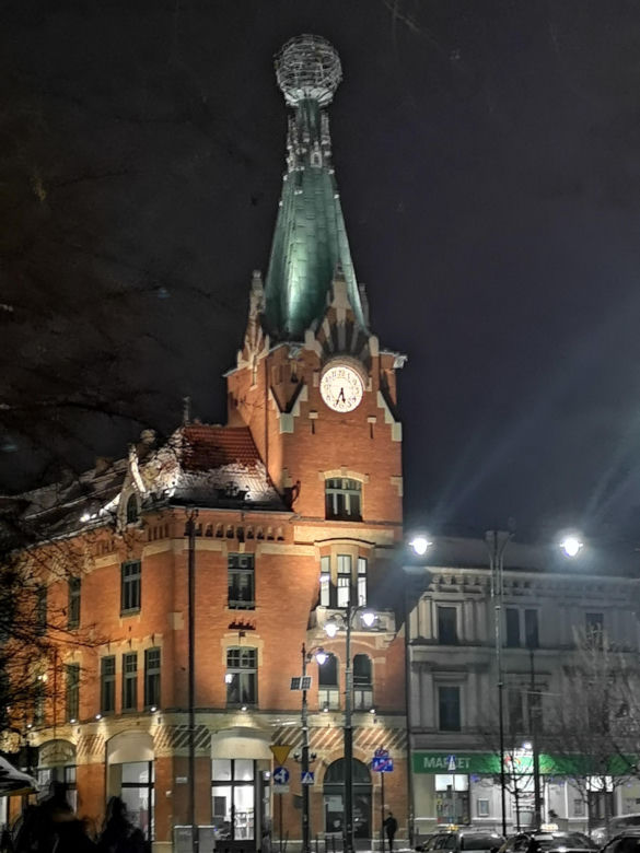 Dom pod Globusem przy ulicy Basztowej 11, na rogu z ulicą Długą 1