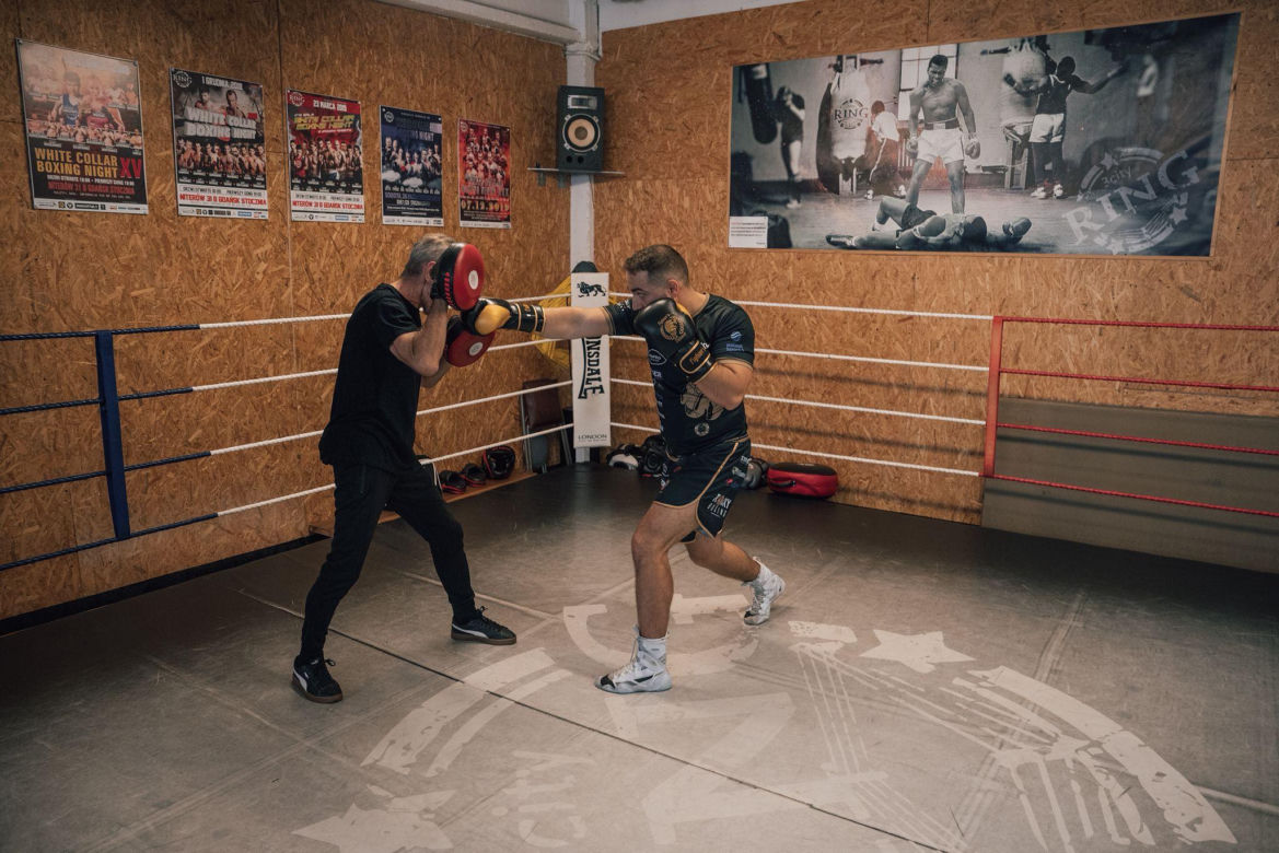 Waldemar Nawrocki i Adrian Domalewski pomagają Anielce
