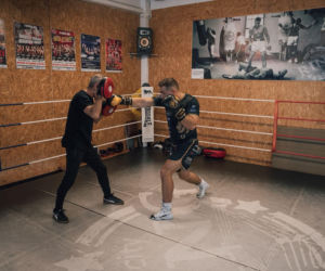 Waldemar Nawrocki i Adrian Domalewski pomagają Anielce