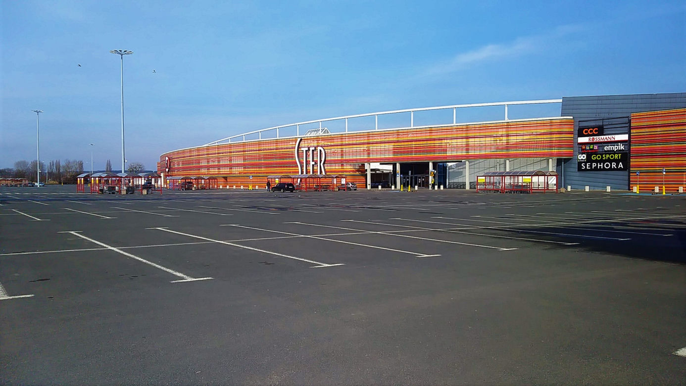 Pusty parking przed CH Ster