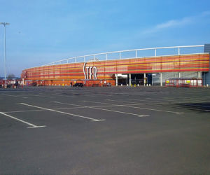 Pusty parking przed CH Ster