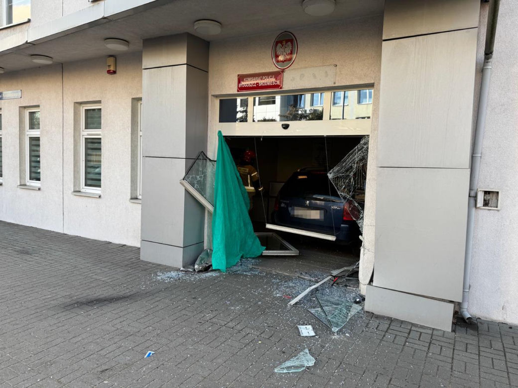  Samochodem rozbił szklane drzwi 