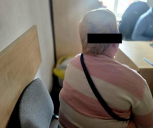 Pies zamknięty w plecaku! Wstrząsające odkrycie nad jeziorem