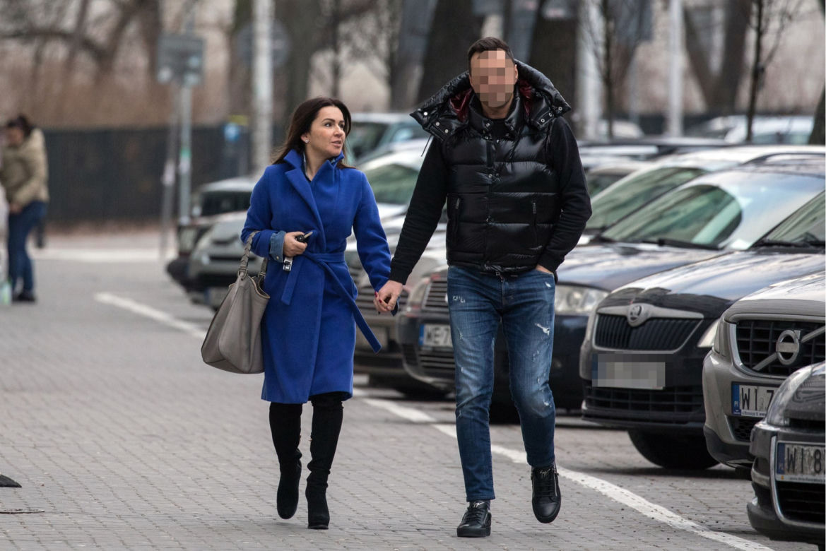 Beata Tadla z partnerem trzymają się za ręce. 