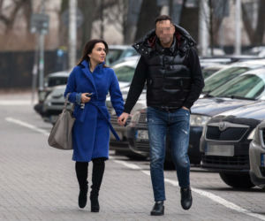 Beata Tadla z partnerem trzymają się za ręce. 