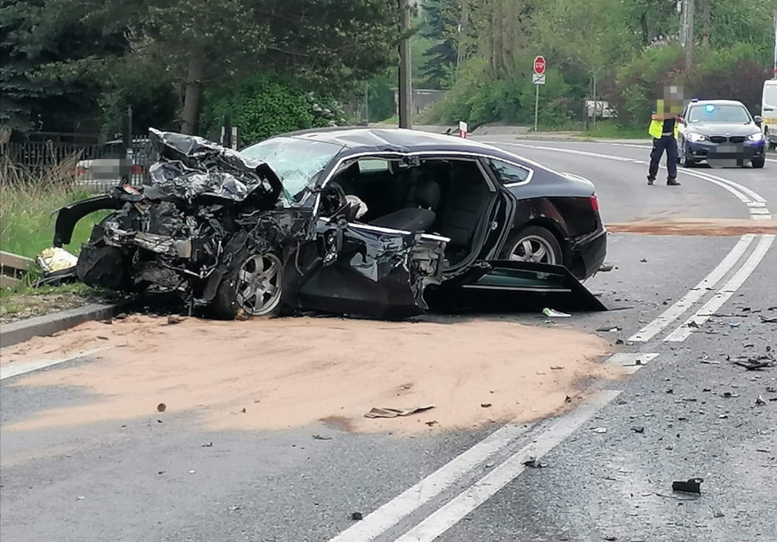 Poważny wypadek na łuku Kieleckiej w Starachowicach. Zderzenie osobówki z tirem