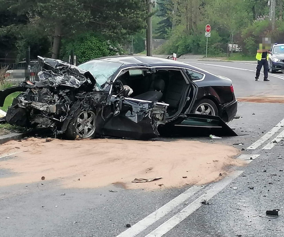 Poważny wypadek na łuku Kieleckiej w Starachowicach. Zderzenie osobówki z tirem