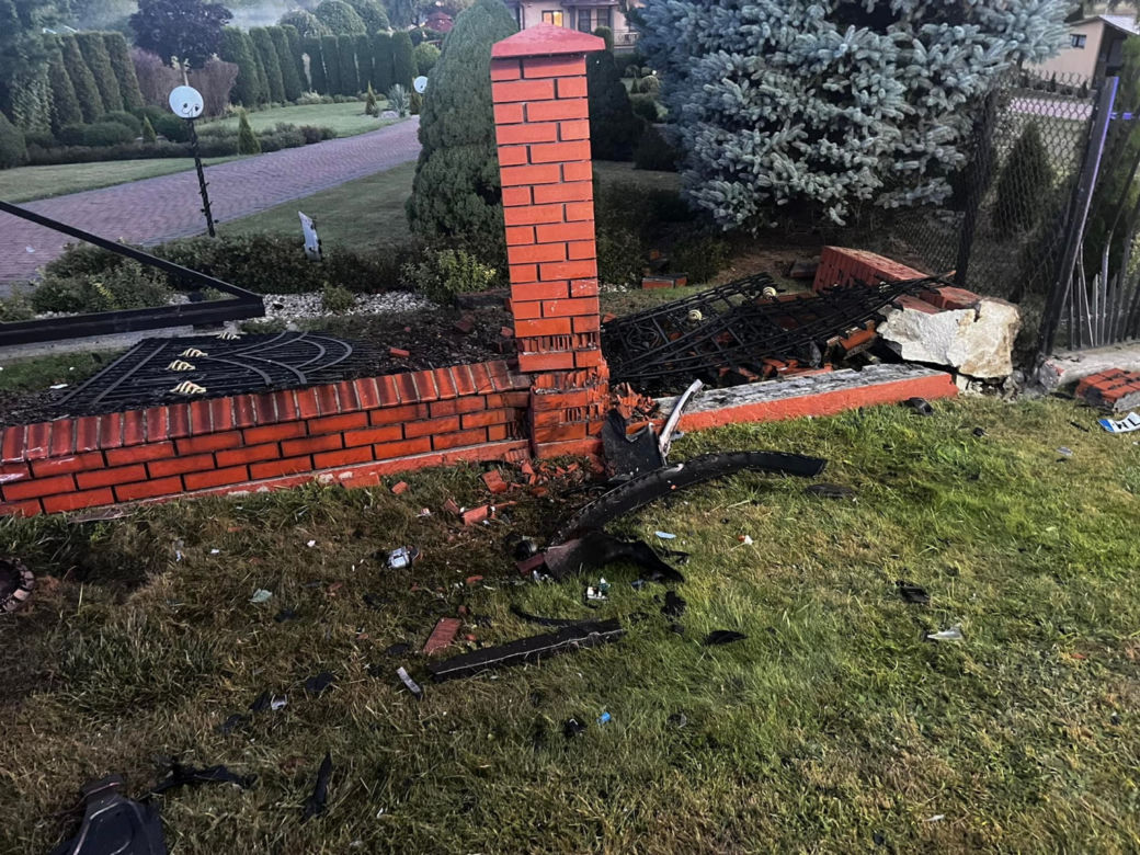 Auto huknęło w ogrodzenie, wypadł z niego silnik. "Kierowca bez oznak życia"