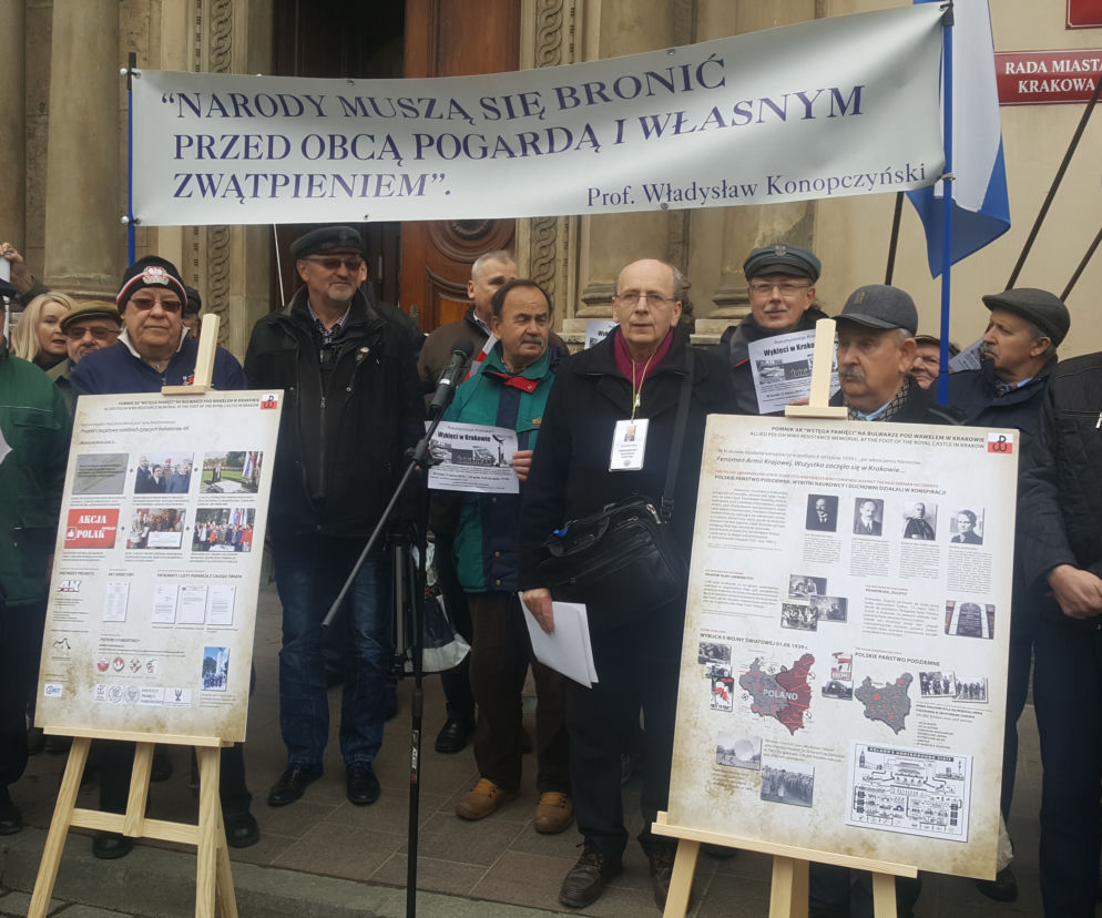 Protestujący w sprawie pomnika AK