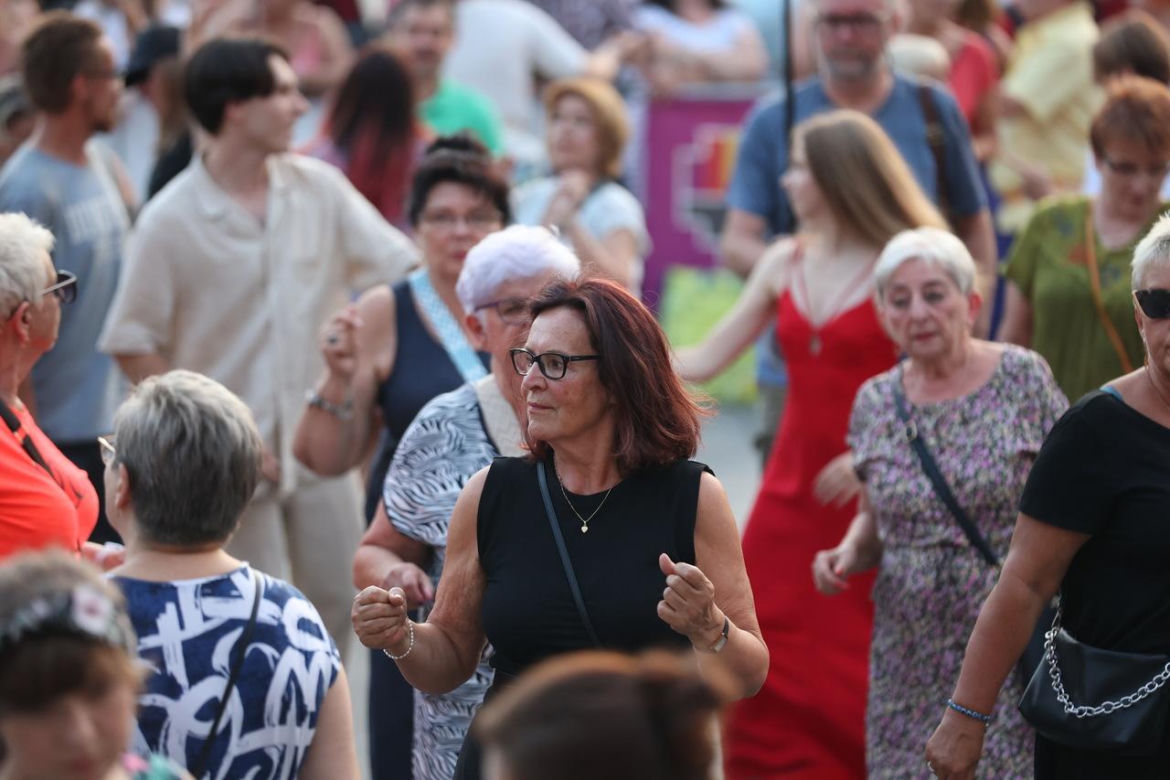 Potańcówka pod Teatrem Śląskim w Katowicach. Tłumy wręcz oszalały ZDJĘCIA