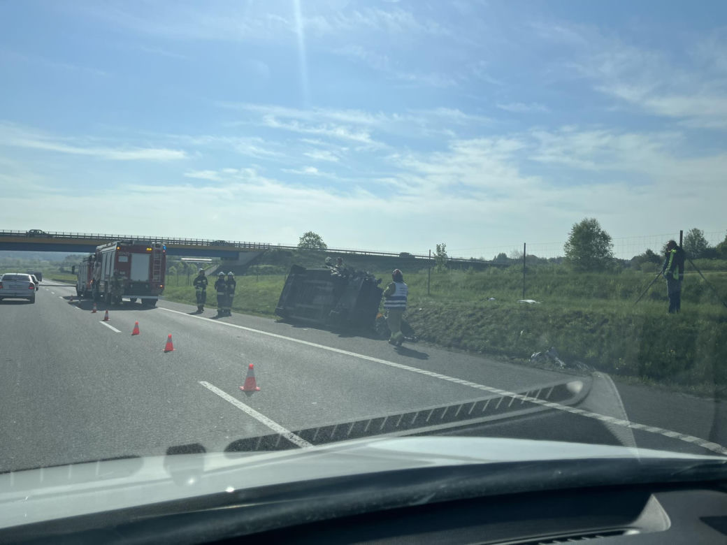Wypadek na S7 w Kajetanowie koło Kielc. Dachował bus, jedna osoba poszkodowana