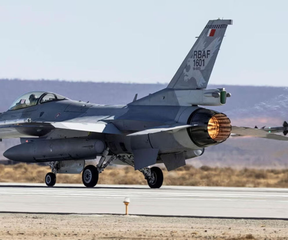 Samolot F-16 z systemem Viper Shield kołuje na pasie startowym. O testach przeczytasz na SE Portal Obronny.