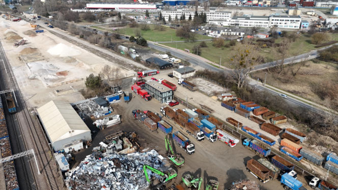 Groźny pożar na Targówku. Trwa akcja gaśnicza