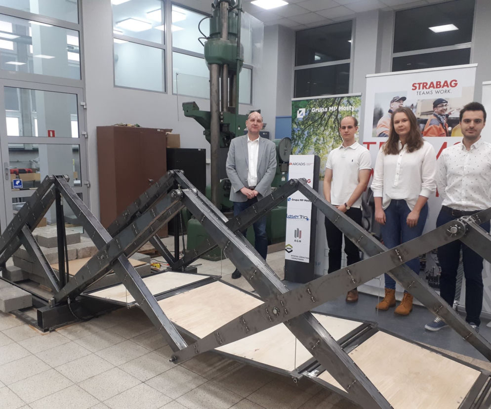 Studenci AGH zrobili ruchomą, składaną kładkę