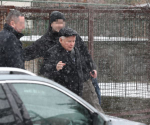 Kaczyński salutuje kierowcy