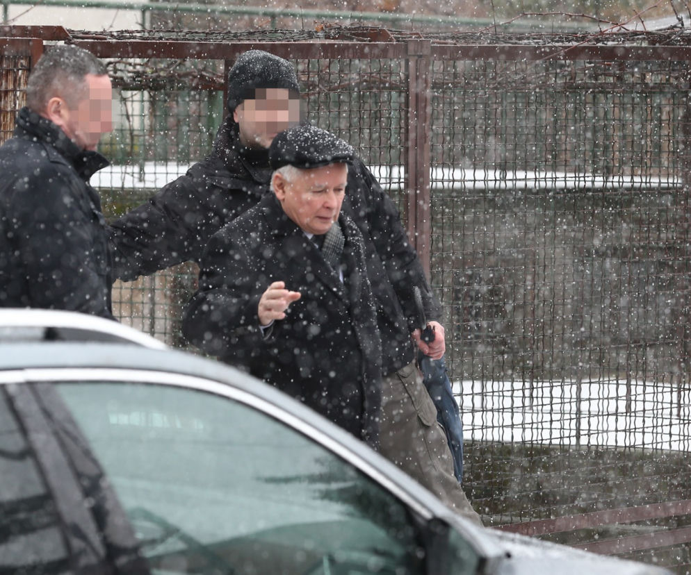 Kaczyński salutuje kierowcy