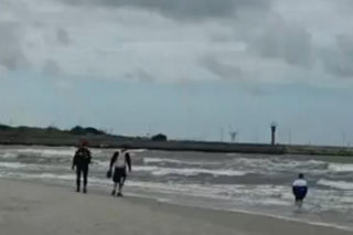 Jak zgubić dziecko na plaży? Właśnie tak! Dyrektor SAR pokazał szokujące nagranie: „Opamiętajcie się!”