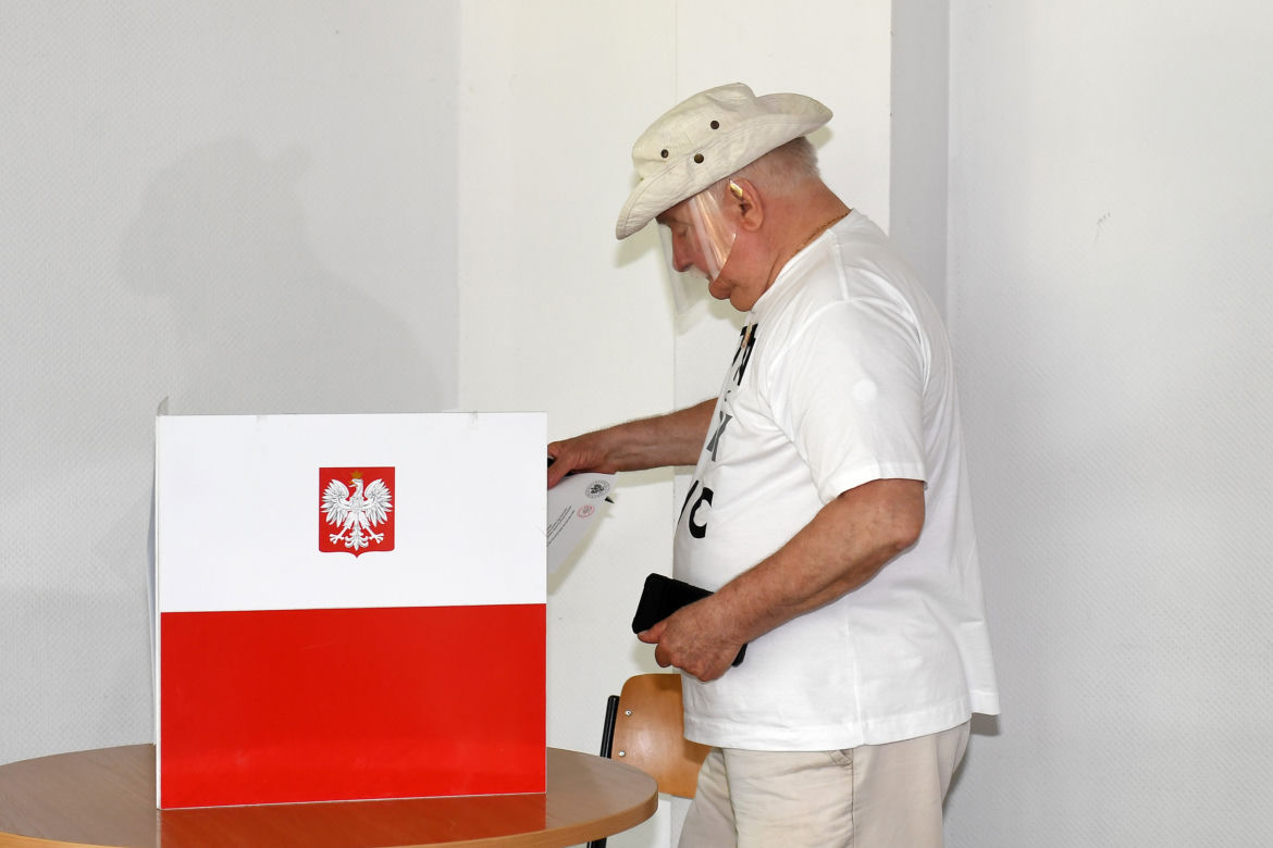 Wybory 2020 Lech Wałęsa zagłosował w koszulce Konstytucja 
