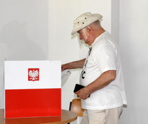 Wybory 2020 Lech Wałęsa zagłosował w koszulce Konstytucja 