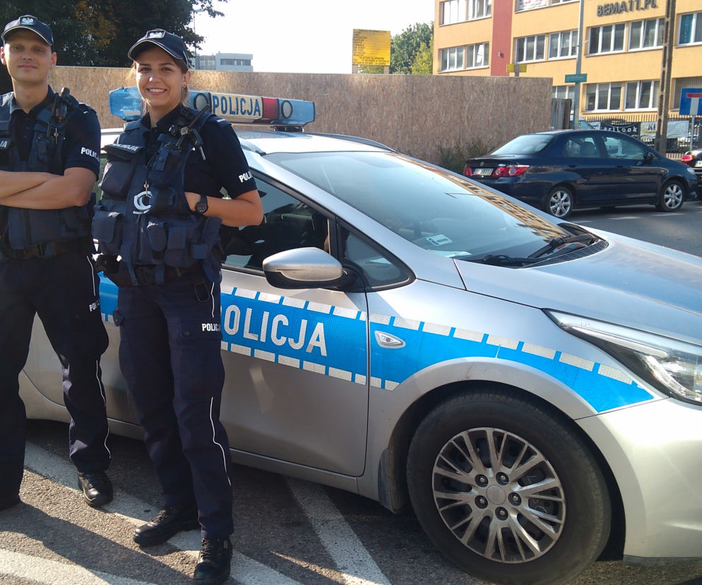 Policjanci eskortowali rodzącą kobietę do szpitala