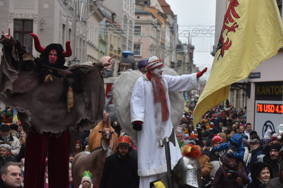 Orszak Trzech Króli 2023 w Toruniu. Efektowne figury, piękne kolory i aktywiści o dramacie uchodźców