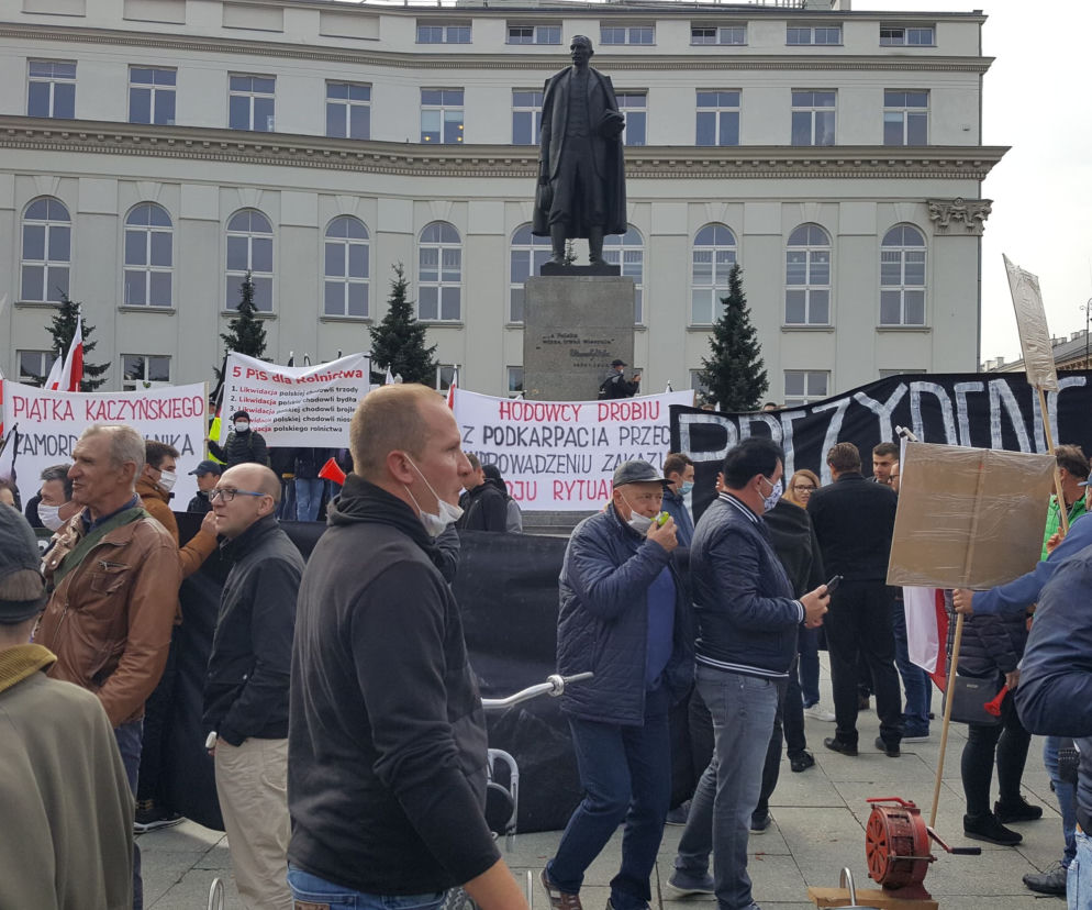 WARSZAWA: race i utrudnienia w ruchu. Protest przeciwko Piątce dla Zwierząt przybiera nieoczekiwany kształt [WIDEO]