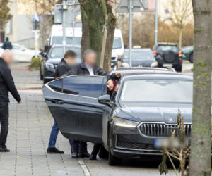 Prezes PiS robi pranie na mieście.