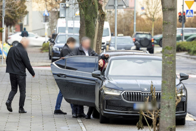 Prezes PiS robi pranie na mieście.