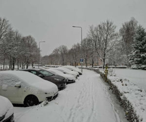 Atak zimy w Świętokrzyskiem. Śnieg i trudne warunki drogowe 23 Listopada 2025