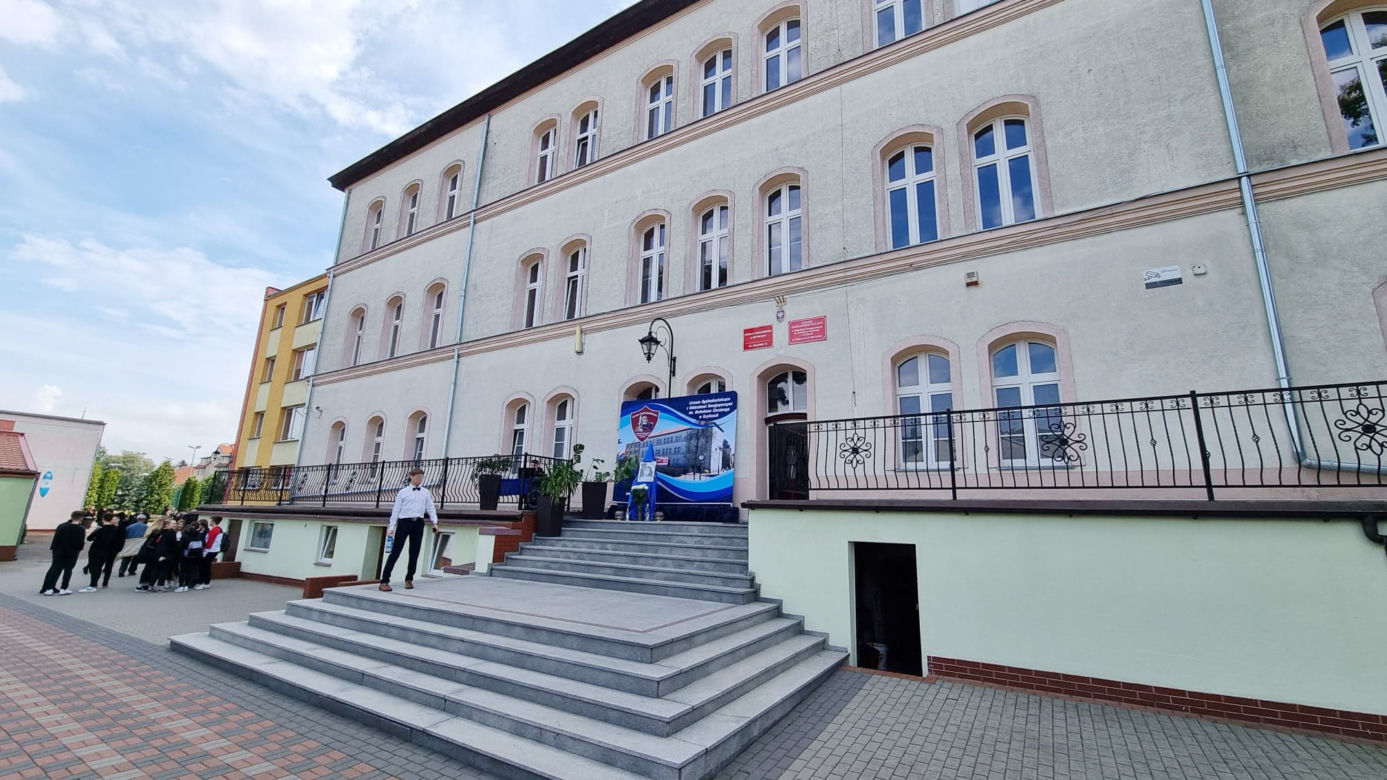 Koledzy żegnają swoją Madzię. "Cześć Jej pamięci!". Łzy, rozpacz i niezrozumienie. Nie tak miał wyglądać koniec roku szkolnego [ZDJĘCIA]