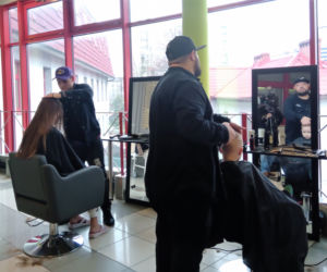 Barberzy odwiedzili chorzowski szpital i zafundowali sylwestrowe fryzury małym pacjentom 