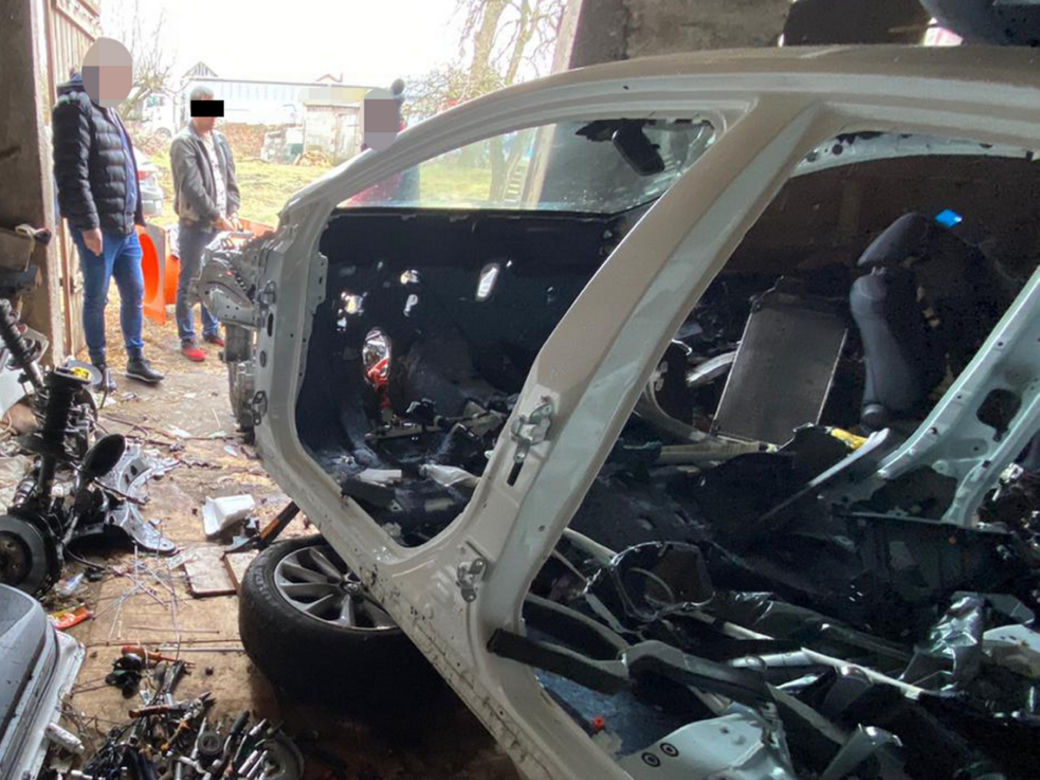 Kradli auta i części na potęgę! Złodzieje i paser wpadli w ręce policji 
