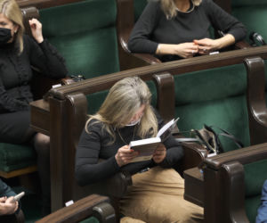 kaczyński w sejmie podpisuje książkę