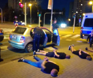 Katowice: Pseudokibice wjechali autem w grupę policjantów!