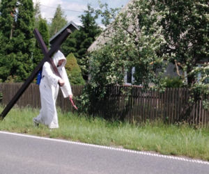 Młody mężczyzna szedł z krzyżem na ramieniu przez Ostaszewo