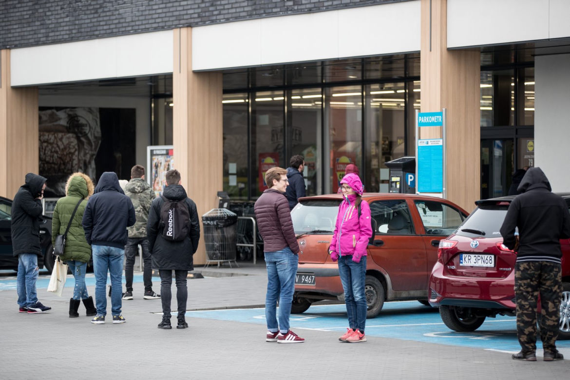Koronawirus. Tak wyglądają kolejki przed sklepami w Krakowie