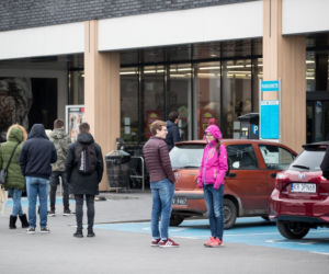 Koronawirus. Tak wyglądają kolejki przed sklepami w Krakowie