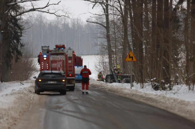 Poważny wypadek na Warmii i Mazurach. Lód paraliżuje region