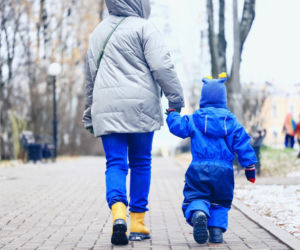 Zrozpaczona mama z 3-latką zapukała do ich drzwi. „Tydzień tułała się po Warszawie”