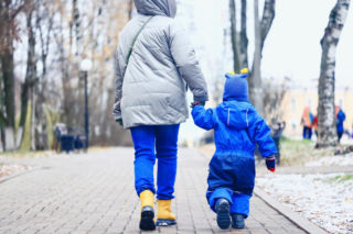 Zrozpaczona mama z 3-latką zapukała do ich drzwi. „Tydzień tułała się po Warszawie”