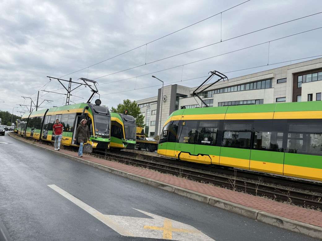 Poznań, ulica Jana Pawła II: samochód w torowisku