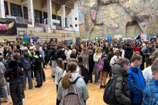 Targi Edukacyjne w Nowym Sączu. Tłumy ósmoklasistów w hali MOSiR 